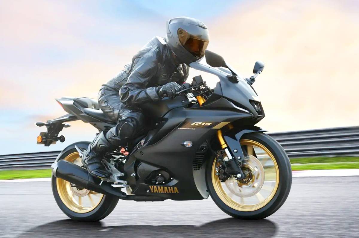 Yamaha r15 black deals price